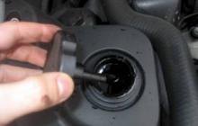 Byta olja i servostyrningen och lufta styrsystemet på en Chevrolet Aveo