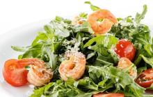 Salad with arugula and tomatoes With cherry tomatoes and Mozzarella